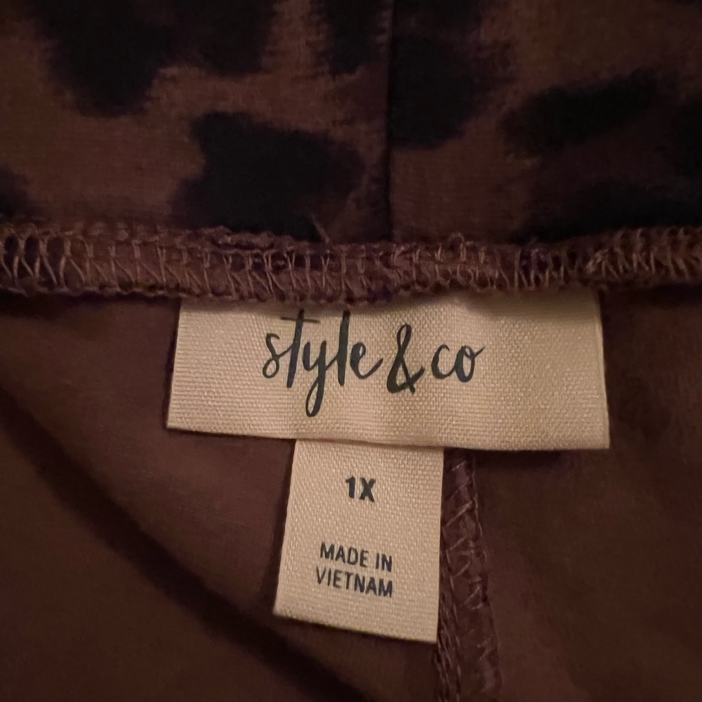 Women Plus size leggings Animal print. Never worn Size 1X